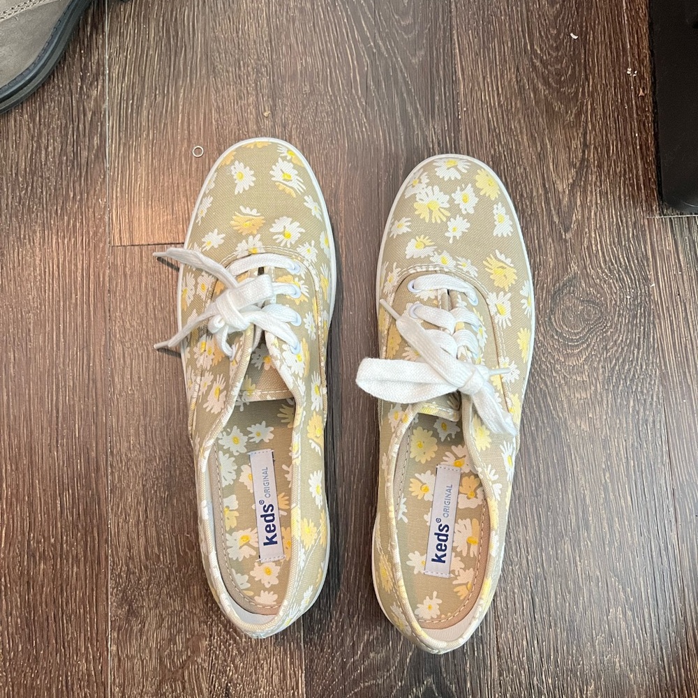 KEDS SIZE 7M SHOES